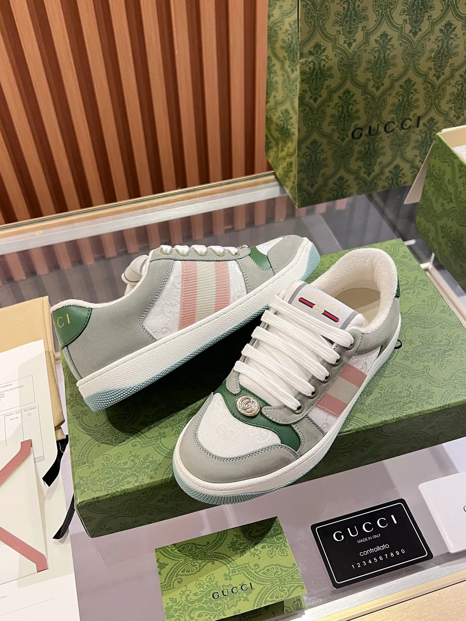 👟👟Ex-factory price 540👟👟 ⚡️Gucci Dirty Shoes Top factory quality, impeccable at the counter, the comfort is incredible. Retro distressed elements, washed retro logo on the tongue, metal double LOGO, 99% recognizable, full of Gucci elements; terry cloth lining, cowhide foot pads and 3mm latex are much more comfortable than real leather shoes. Environmentally friendly TPU wear-resistant outsole, soft and elastic. The inside of the tongue is made of imported elastic bands, which have great tension and won't strangle your feet. I don't develop the shoes without the original version. Only by getting the original version can the shoes be accurate and beat the market version instantly. Every stitch and every stitch is very tight and full. The debugging process is the most painstaking and requires no less than a hundred modifications before it is adjusted to the perfect state so that it can be worn comfortably by all foot types! Size 35-40 women’s model)